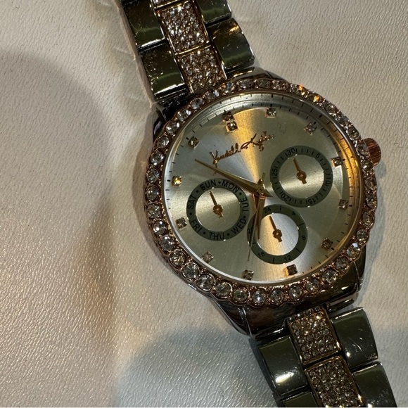 Kendall & Kylie Kardashian Crystal Watch (Dead Battery) - Picture 3 of 5